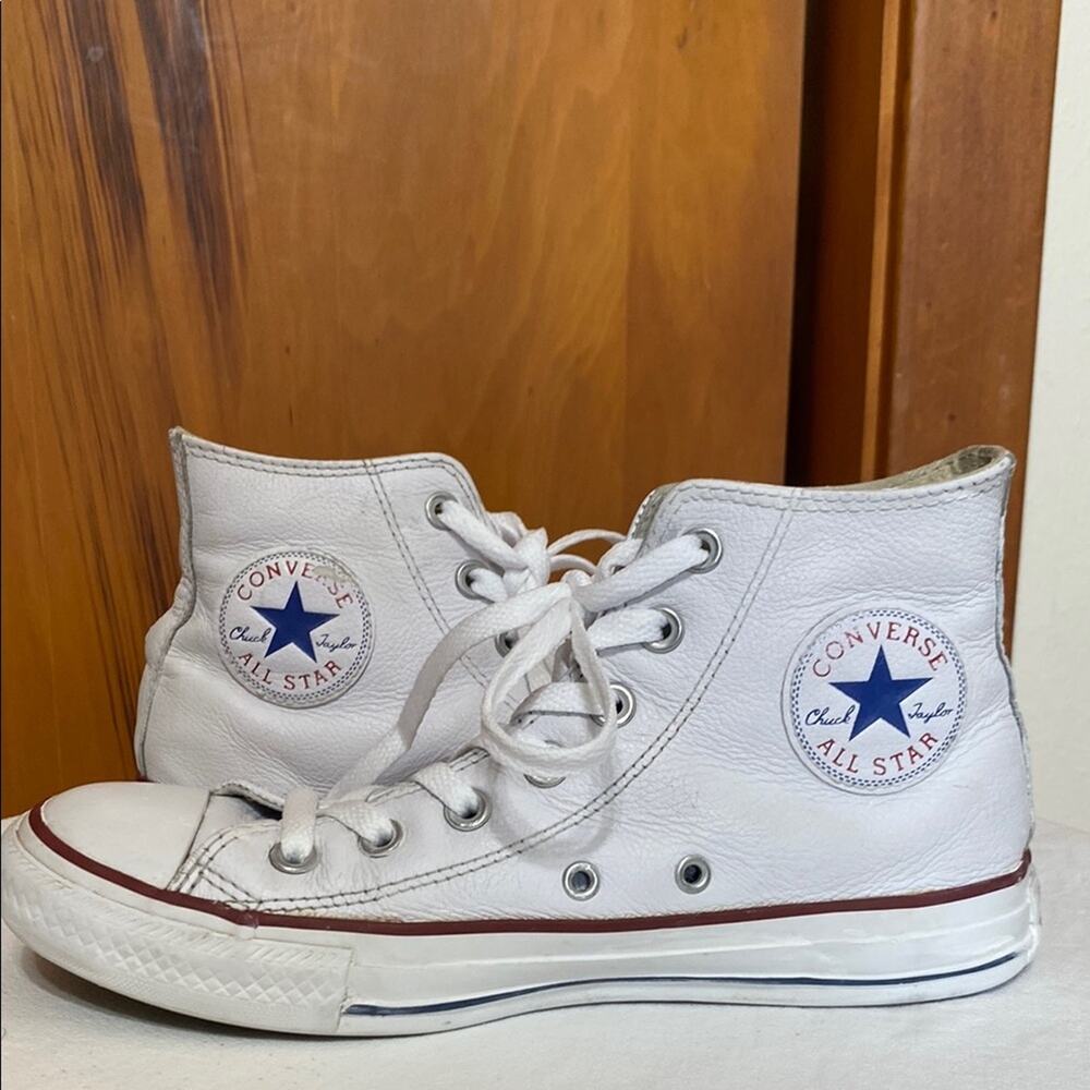 Converse Chuck Taylor’s White Leather High-Top Sneakers Red Trim Women 7 Men 5